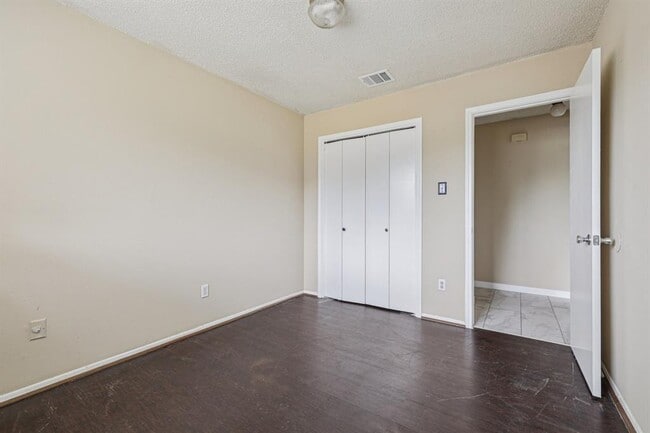 Building Photo - 4003 Stonebridge Dr