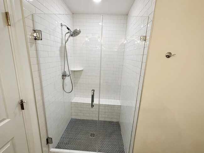 Building Photo - Breathtaking Townhome in Cosby Village!