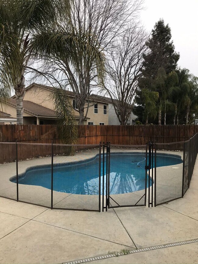 Building Photo - 3 Bedroom 2 Bathroom Home In Southwest Visalia with a Pool and SOLAR!