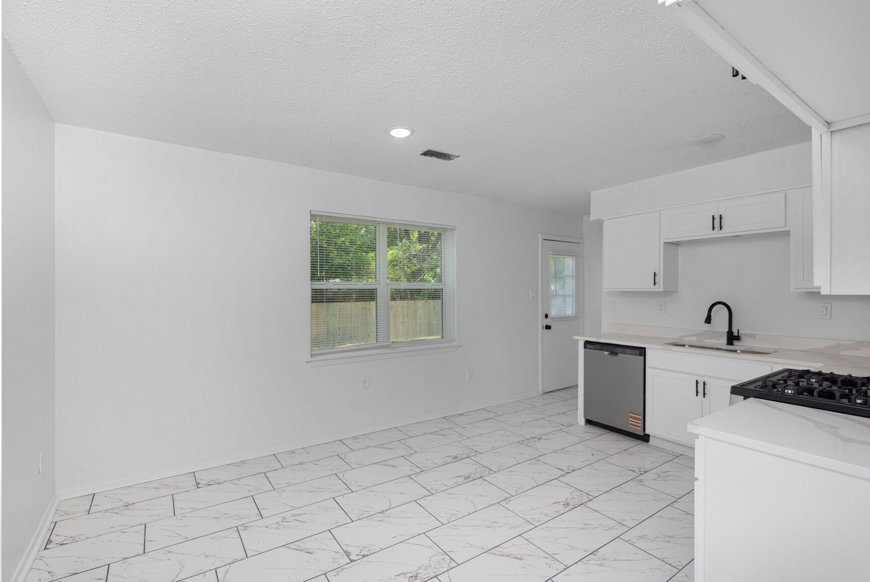 Building Photo - 5340 Lakeview Cv