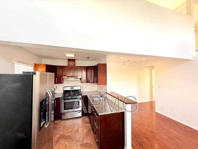 Building Photo - 432 N Kingsley Dr