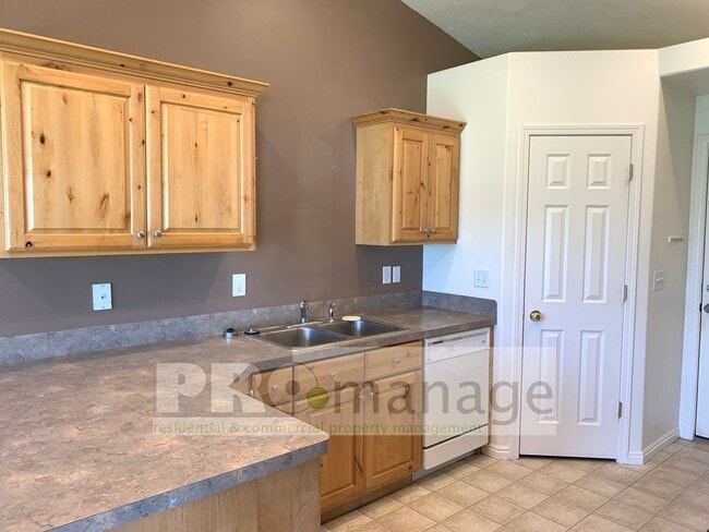 Building Photo - 3 Bed / 2 Bath Townhome w/ 2 Car Garage  - Ammon