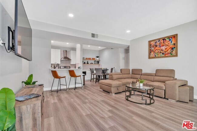 Building Photo - 433 E Tamarack Ave