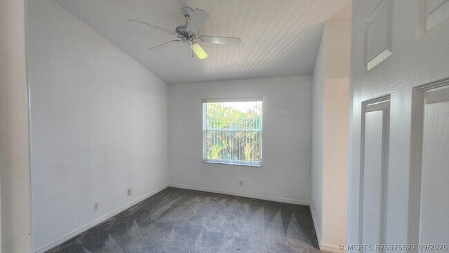 Building Photo - 271 Live Oak Ln