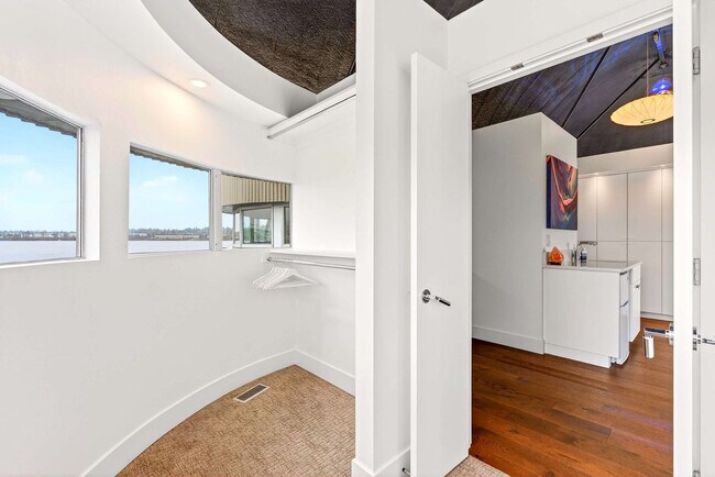 Building Photo - 3307 NE Marine Dr