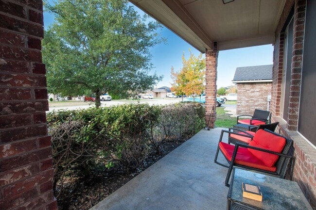 Building Photo - 2405 S Clear Creek Rd