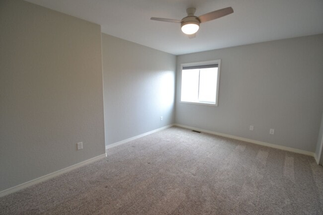 Building Photo - 5 Bed 3.5 Bath 3 Car Garage with AC