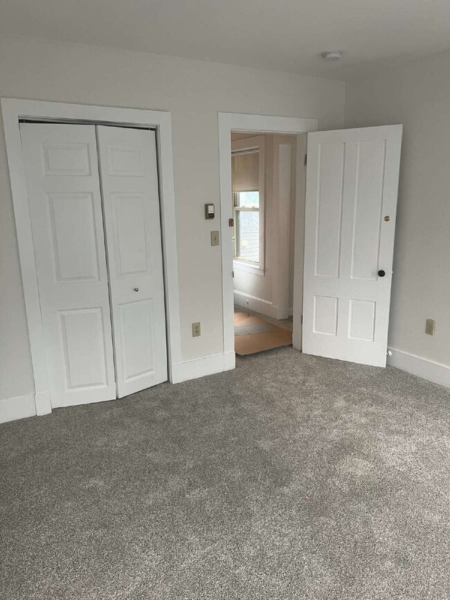 Building Photo - Newly renovated first Floor 1-Bedroom Apar...