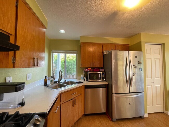 Building Photo - Charming Rock Creek 3 Bed 2.5 Bath - Centr...