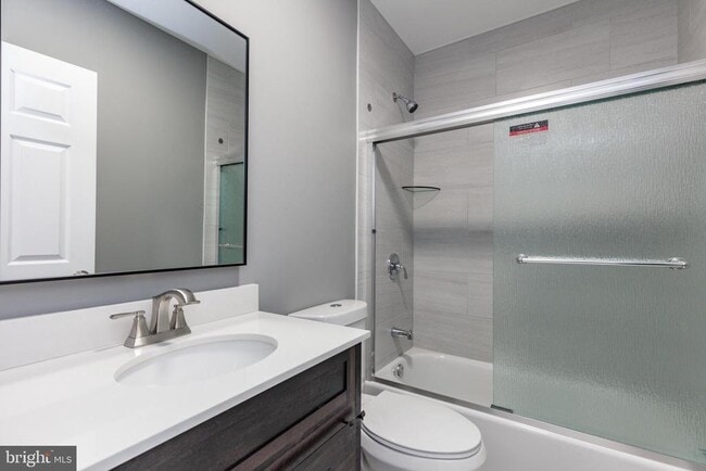 Building Photo - 454 Old Elm St