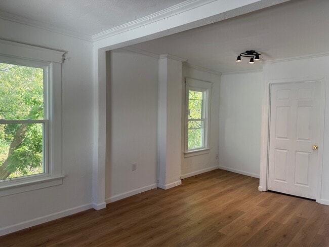 Building Photo - 303 Forest Ave