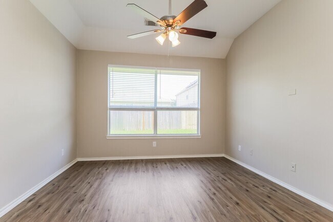 Building Photo - 4939 Forest Hurst Dr
