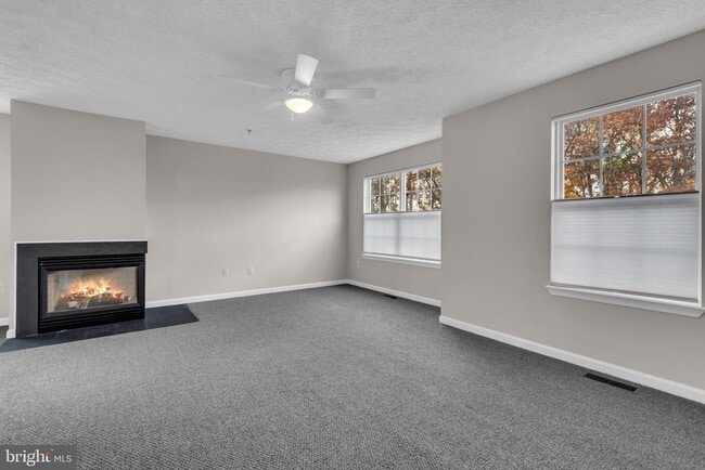 Building Photo - 10 Ironstone Ct