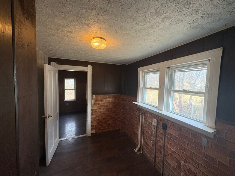 Building Photo - 1030 W 17th St