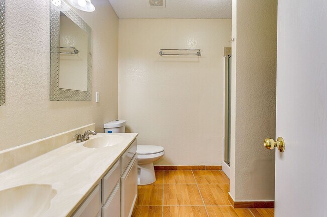 Building Photo - Excellent 3 Bedroom 2 Bath with many featu...