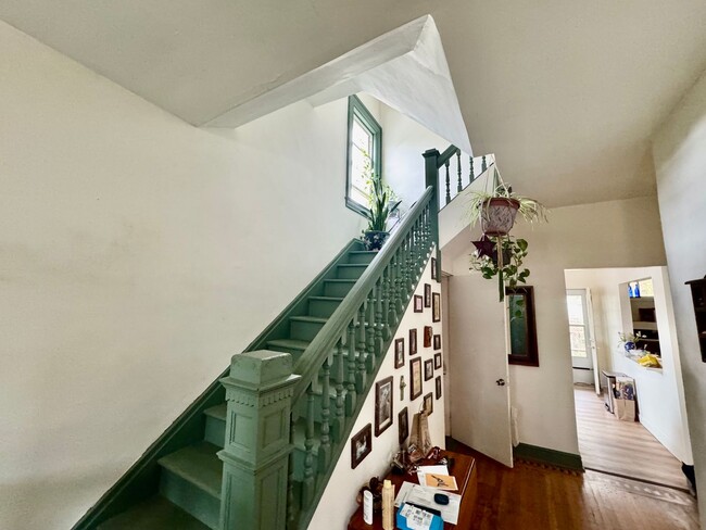 Building Photo - Newly renovated spacious 4 bedroom home in...