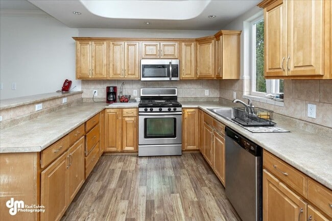 Building Photo - Spacious 5BD/3BA Home!
