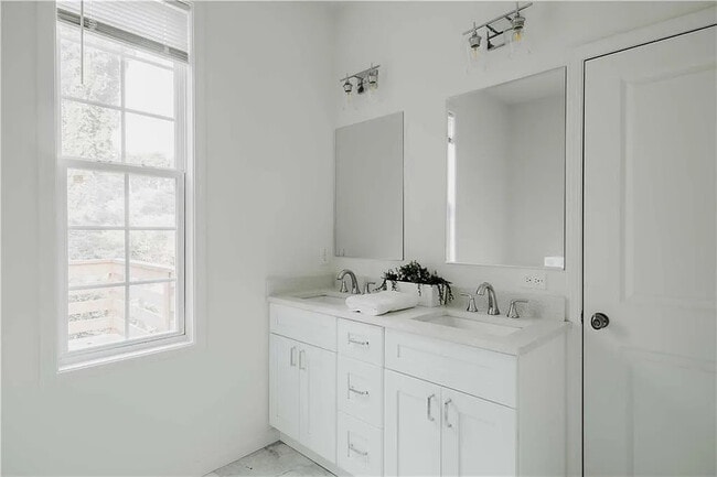 Building Photo - 1070 White Oak Ave SW