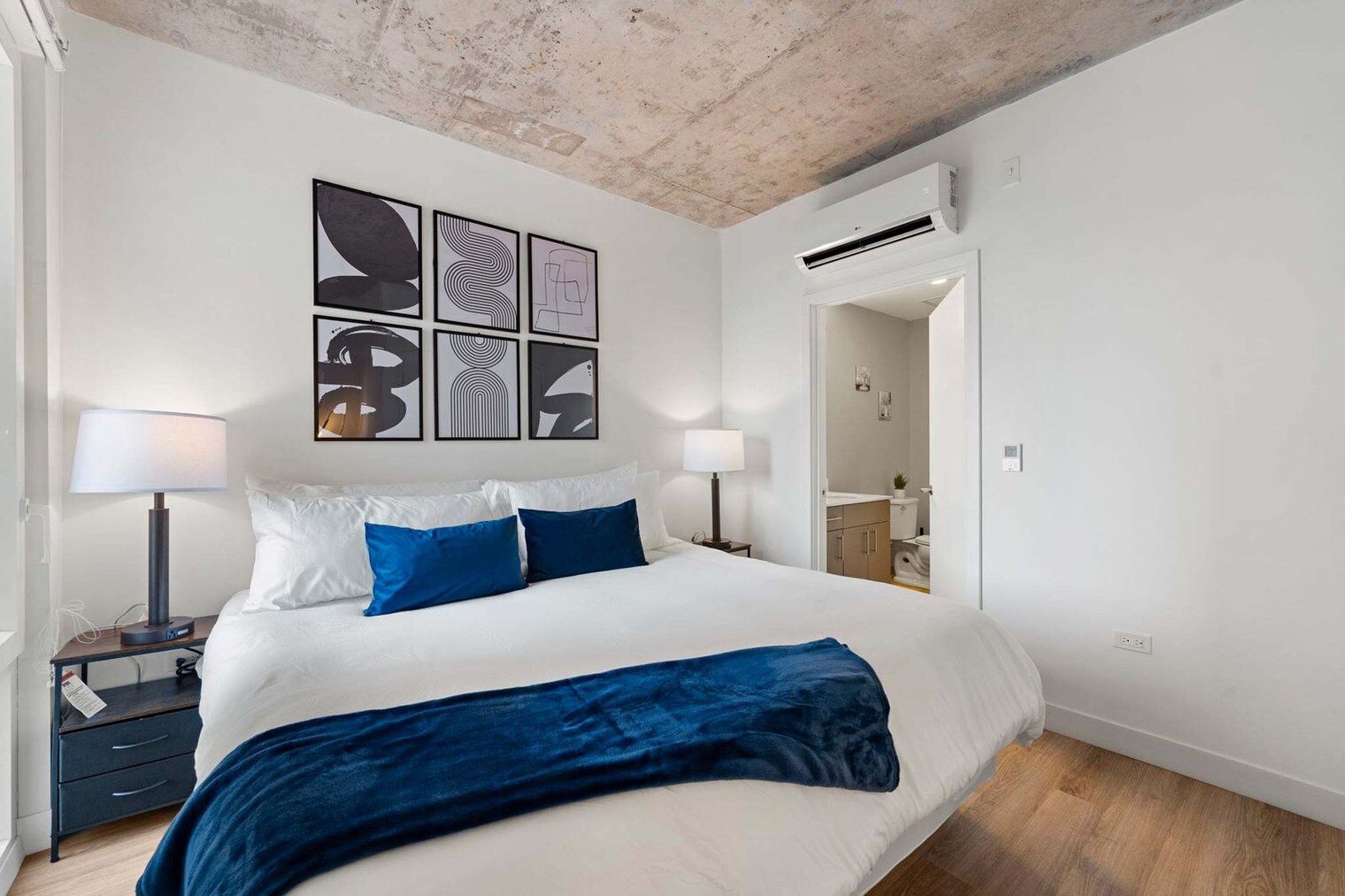 Building Photo - 853 W Blackhawk St