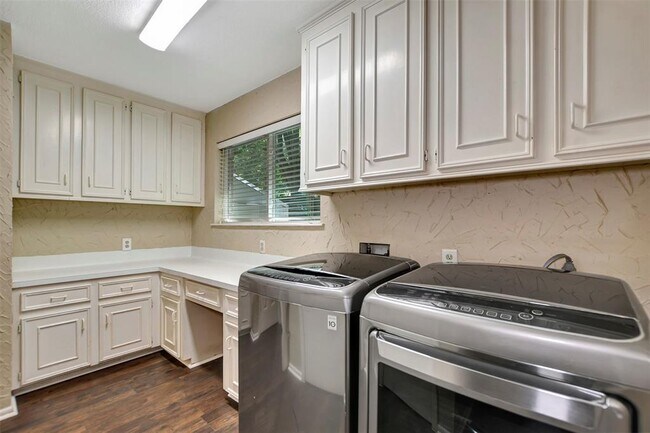 Building Photo - 75 Wood Hollow Dr