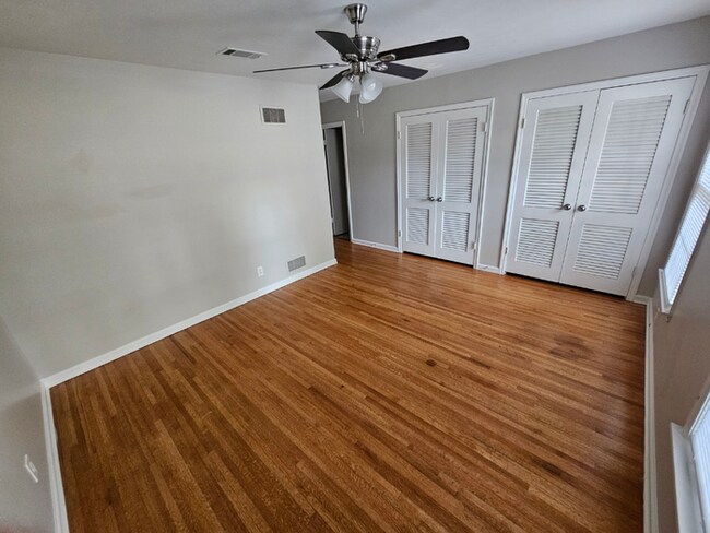 Building Photo - Massive 4BR/3BA Memphis Rental | Brick Fireplace & Built-Ins | Fenced Yard!