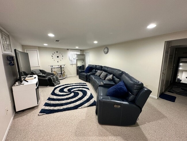 Building Photo - 3 bedroom, 2 Full Bathroom Single Family H...