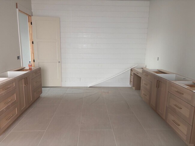 Building Photo - BRAND NEW Gorgeous 6 bed 7 bath with Pool ...