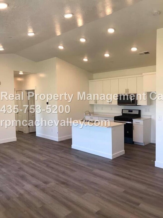 Building Photo - 163 E 550 N
