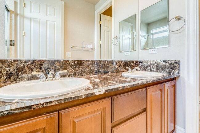 Building Photo - Live The Red Rock Country Club Lifestyle!!