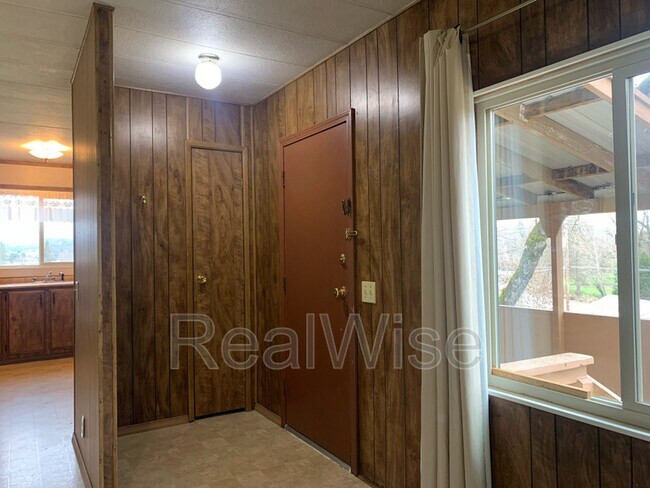 Building Photo - 4620 Redwood Ave