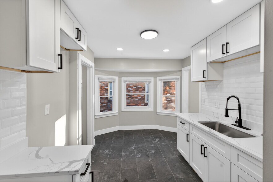 Building Photo - 20040 Regent Dr