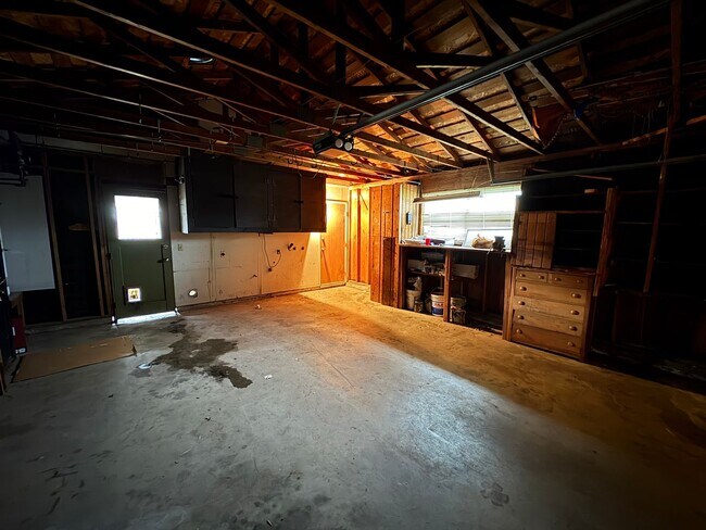 Building Photo - SW Visalia Home Available Now!