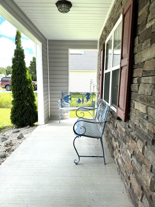 Building Photo - An adorable home within the City!
