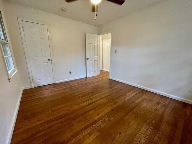 Building Photo - 6328 Oakview Ln