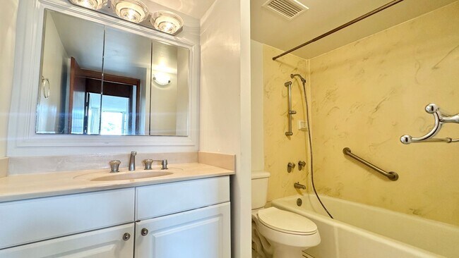 Building Photo - SPACIOUS 2 BED/2 BATH/1 PRKG, Washer/Dryer...