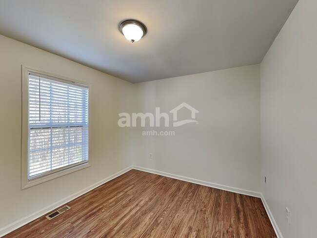 Building Photo - 6290 Queensdale Dr