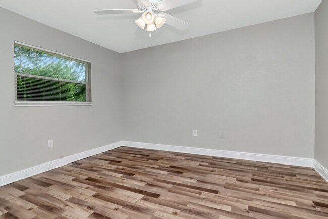 Building Photo - Beautifully Updated 3/2 in Bradenton — Up to One Month Free!