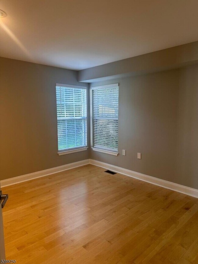 Building Photo - 51 Rushmore Ln