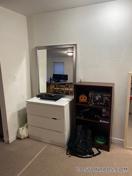 Building Photo - 461 Park Dr