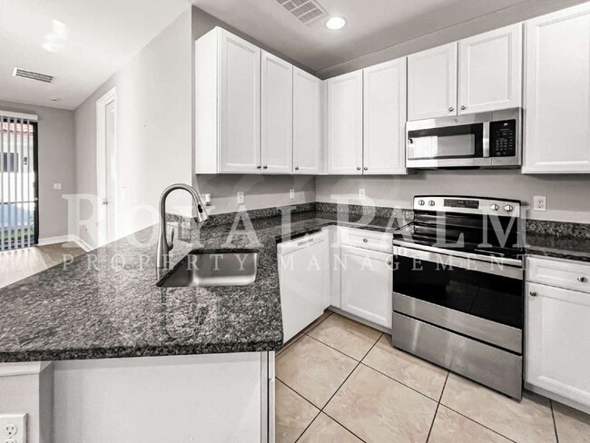 Building Photo - Big on Space, Smart on Layout — 3 bedroom 2.5 bath corner END UNIT pet-friendly townhouse!