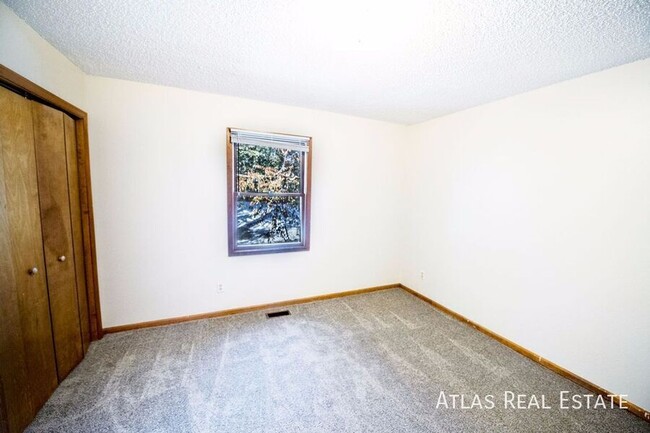 Building Photo - 143 E Longs Peak Ave