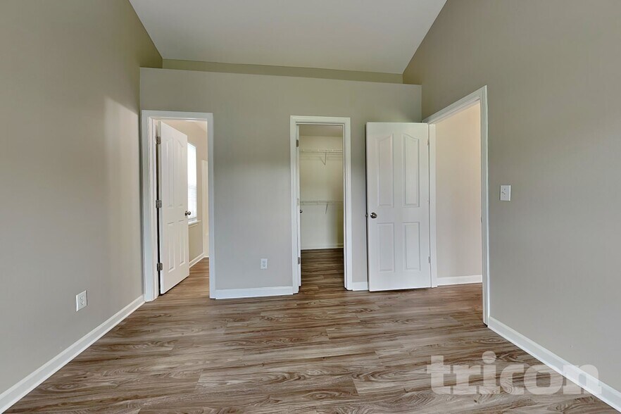 Building Photo - 10207 Green Hedge Ave