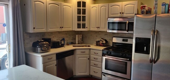 Building Photo - Chamring 2-Bedroom Locust Point Townhome w/ Deck