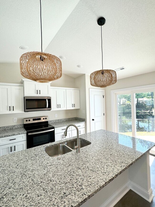 Building Photo - 2014 Phoenix Dr