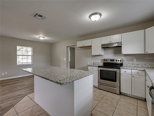 Building Photo - 5017 Lewellyn Rd