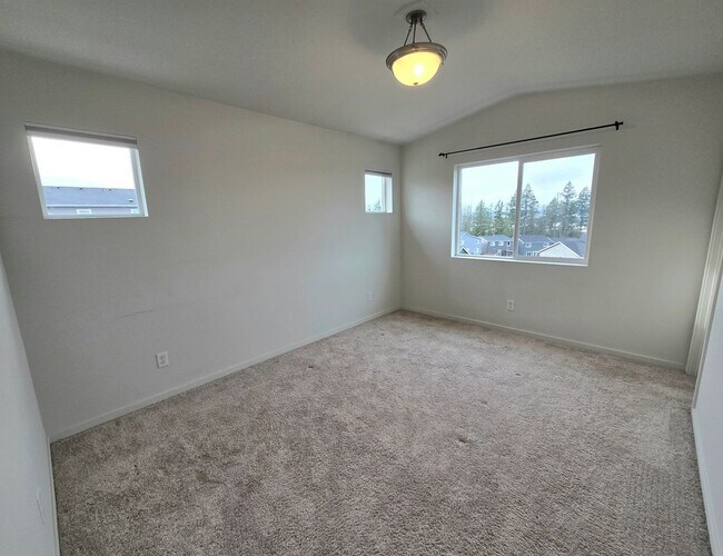 Building Photo - 4 Bedroom Home in Marysville  Pet Friendly!