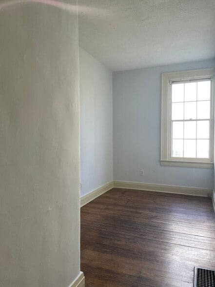 Building Photo - 20 E Sharon Rd