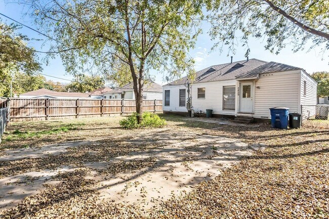 Building Photo - 5829 E Mockingbird Ln