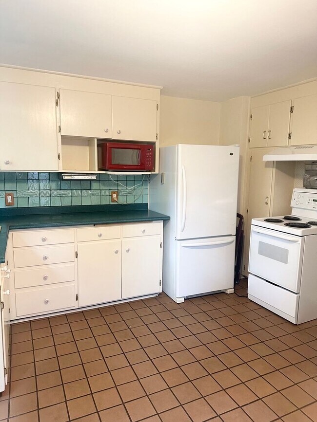 Building Photo - Charming 2-Bedroom, 1-Bathroom House in North Seattle.