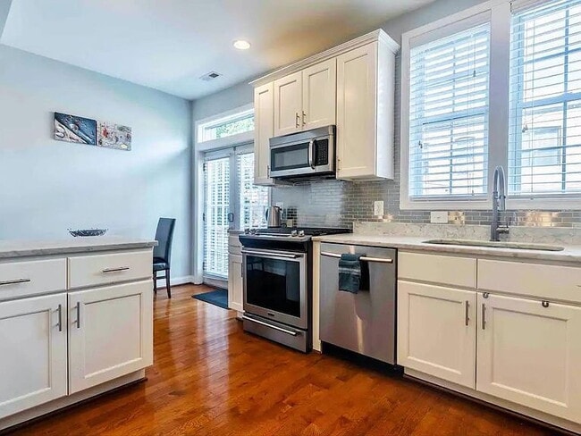 Building Photo - "Spacious 3-Bed, 3-Bath Urban Retreat in Vibrant Washington, DC Neighborhood!"
